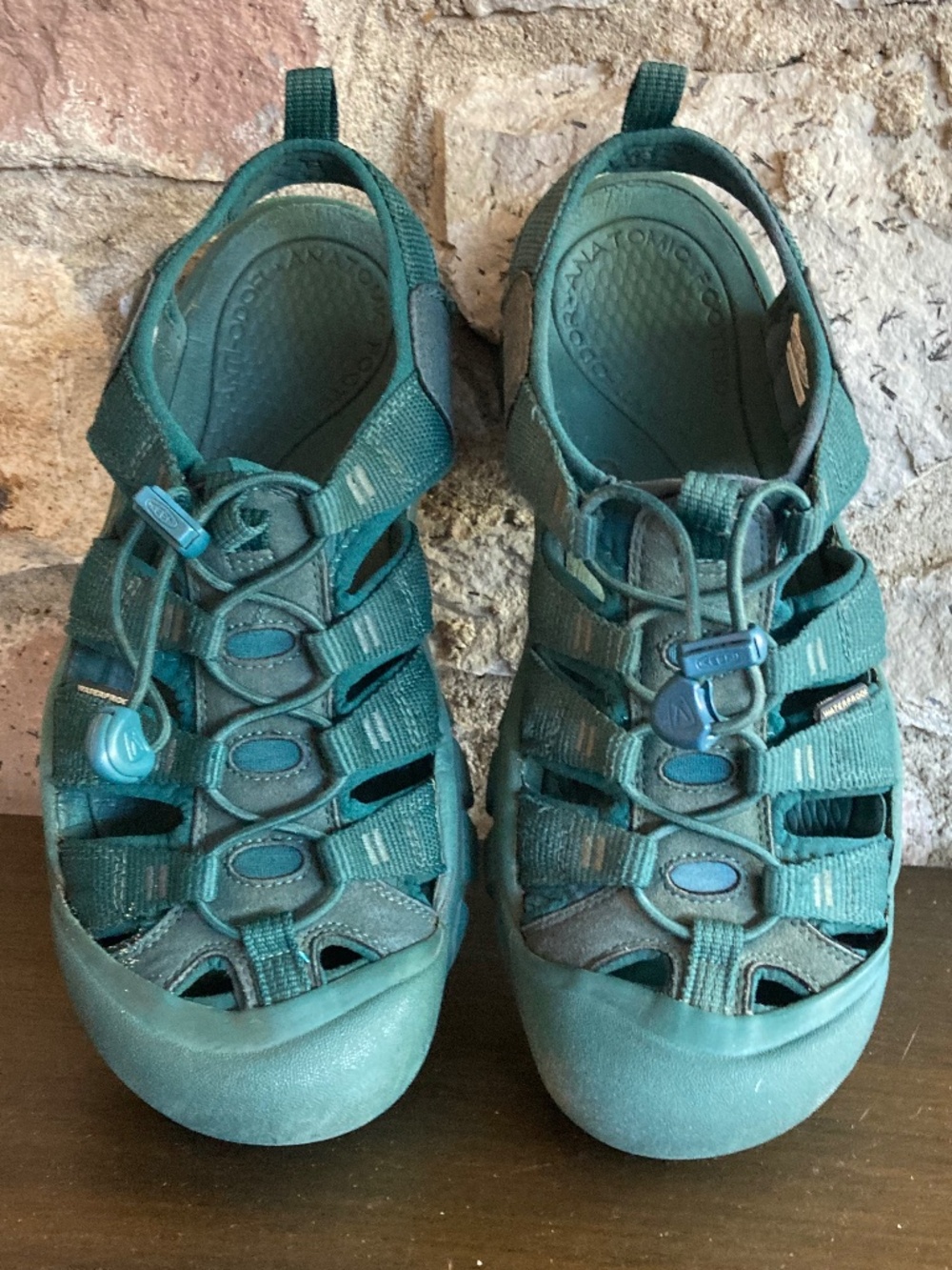 Women’s Keen Newport Dark Green Closed-Toe Water Hiking Sandals Size 9